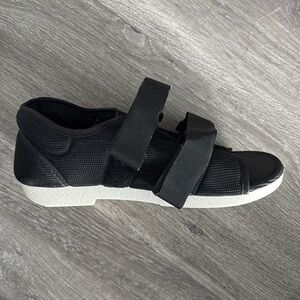 Medical shoe. Women’s medium. Velcro/adjustable.